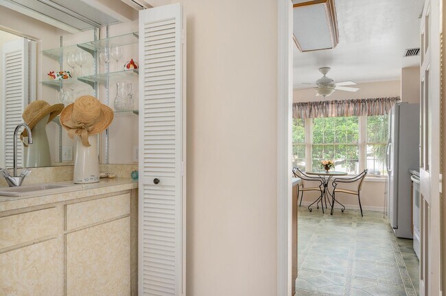 Building Photo - 2 Park Shores Cir