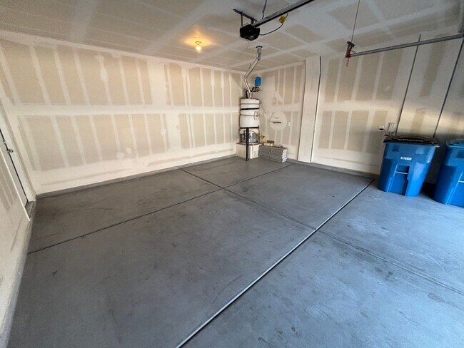 Building Photo - Charming 3-Bedroom Home with Spacious Back...