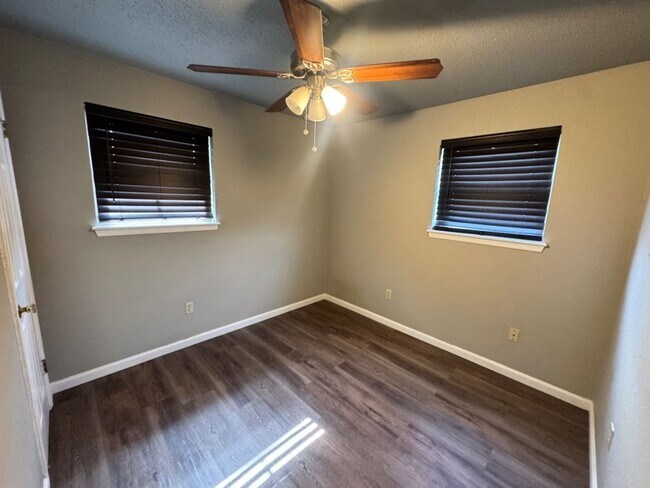 Building Photo - 2 bed , 1 and a 1/2 bath, garage conversion with two living rooms and a storage space! Moore scho...