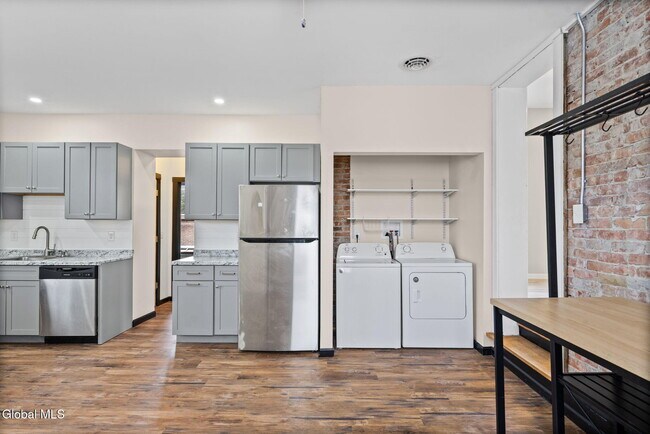 Building Photo - 821 23rd St