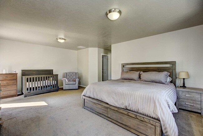 Building Photo - Beautiful 6 bed 2.5 bath home located in t...