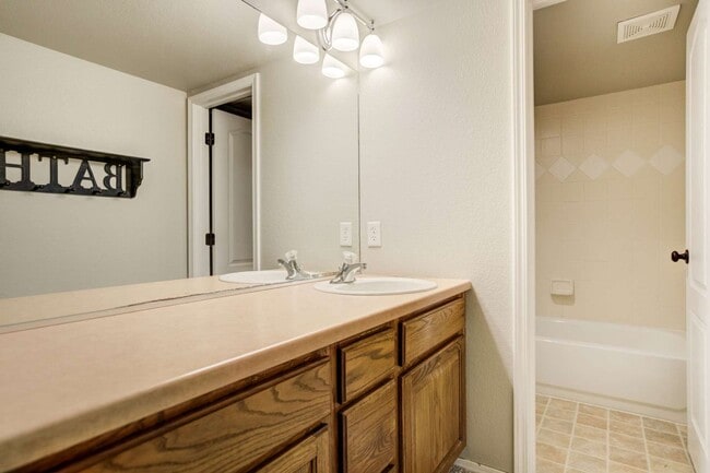 Building Photo - D20 5bdrm Home on Quiet Street in North Colorado Springs Area