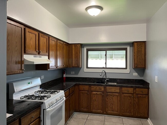 Building Photo - 2 Bedroom 1 Bathroom House in Calumet City...