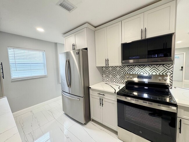 Building Photo - 1733 Sunset Ave