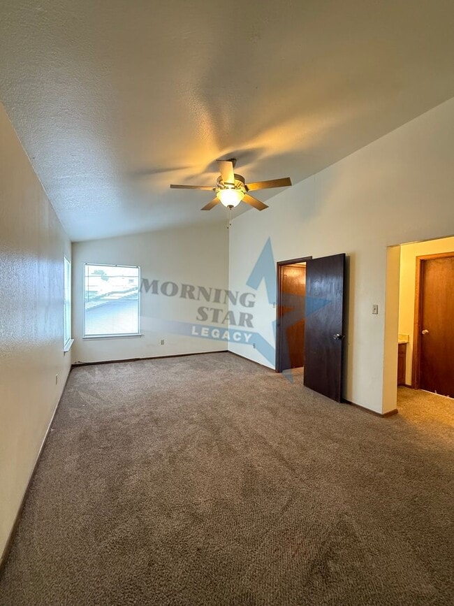 Building Photo - 2 bed townhouse w/garage and enclosed yard!