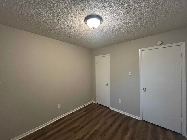 Building Photo - Limited Time Special Offer / 3 Bed/1.5 Bath Home with Carport / Pet-Friendly / Coming Soon!