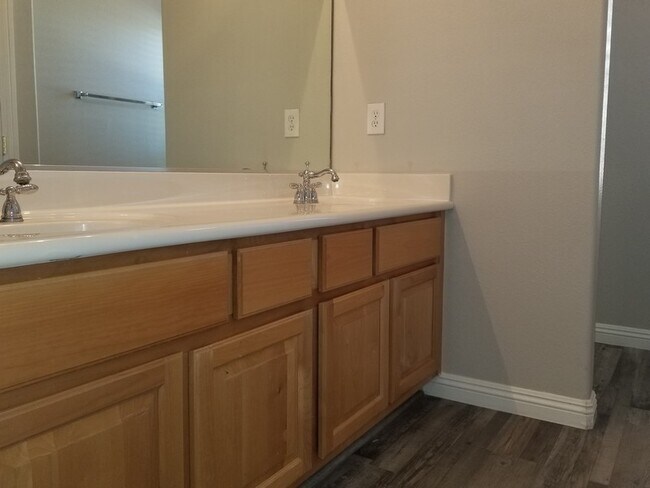 Building Photo - ~~Beautiful Mountains Edge Townhome!  3 Bed, 2.5 Bath ~ New! New! New!