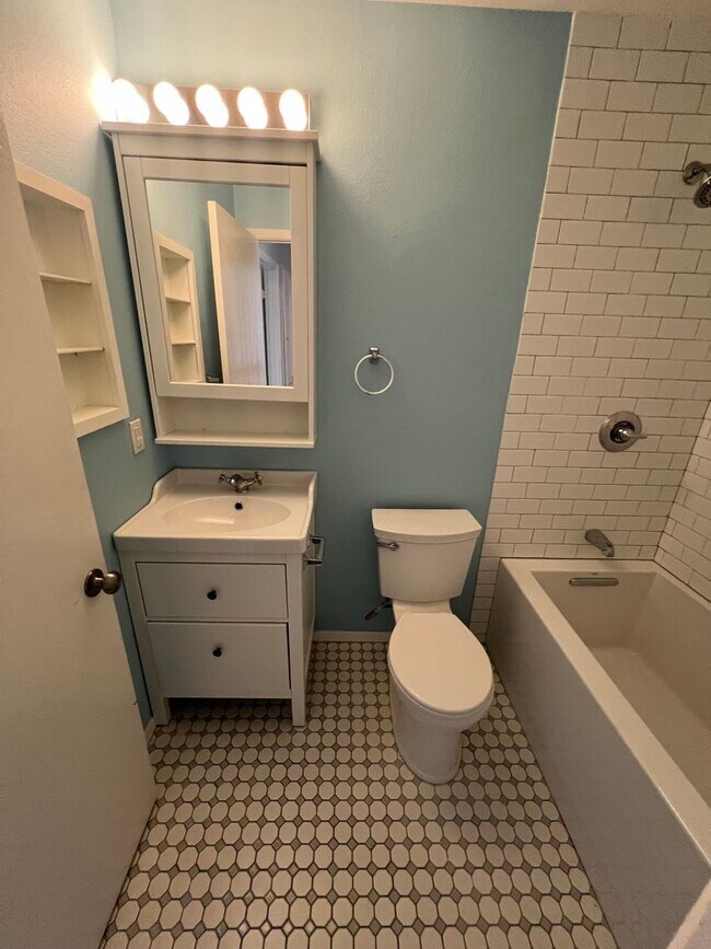 Building Photo - 3 Bedroom Condo Available Now