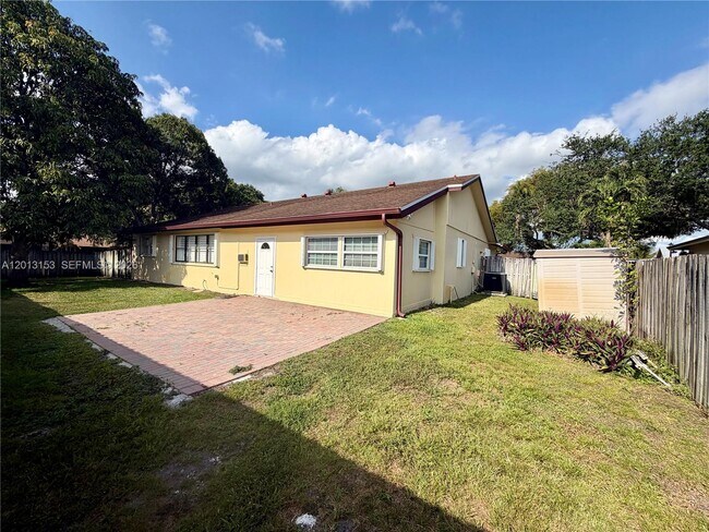 Building Photo - 5501 SW 118th Ave