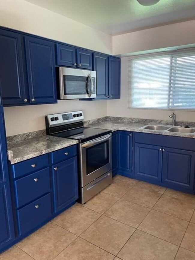 Building Photo - Newly Remodeled Two Bedroom with Washer & Dryer