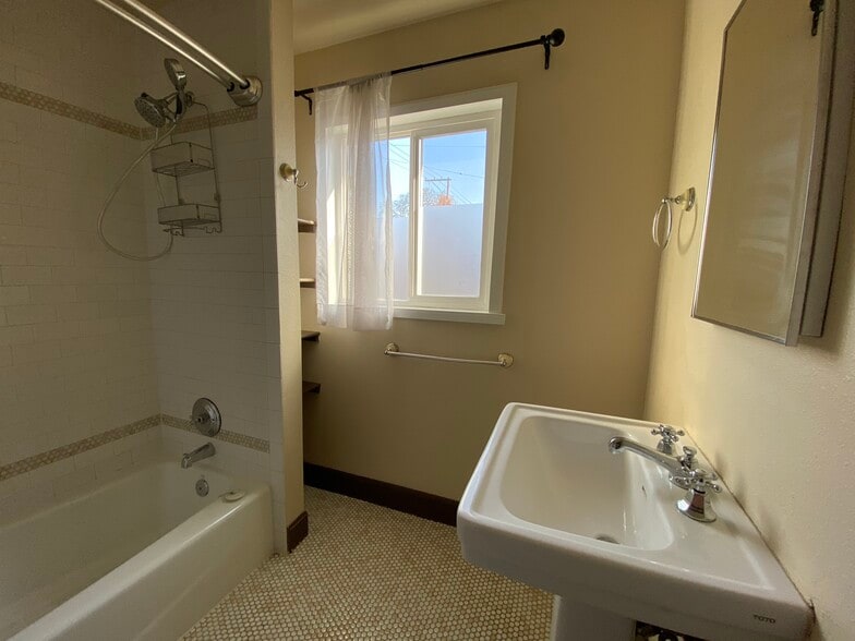 Building Photo - 1403 NW 23rd Ave