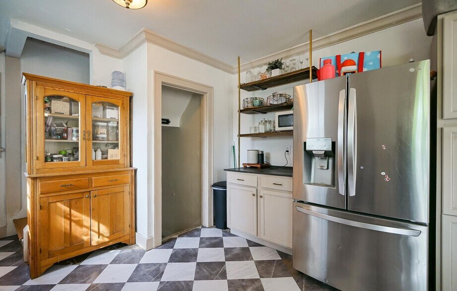 Building Photo - 915 W Loucks Ave