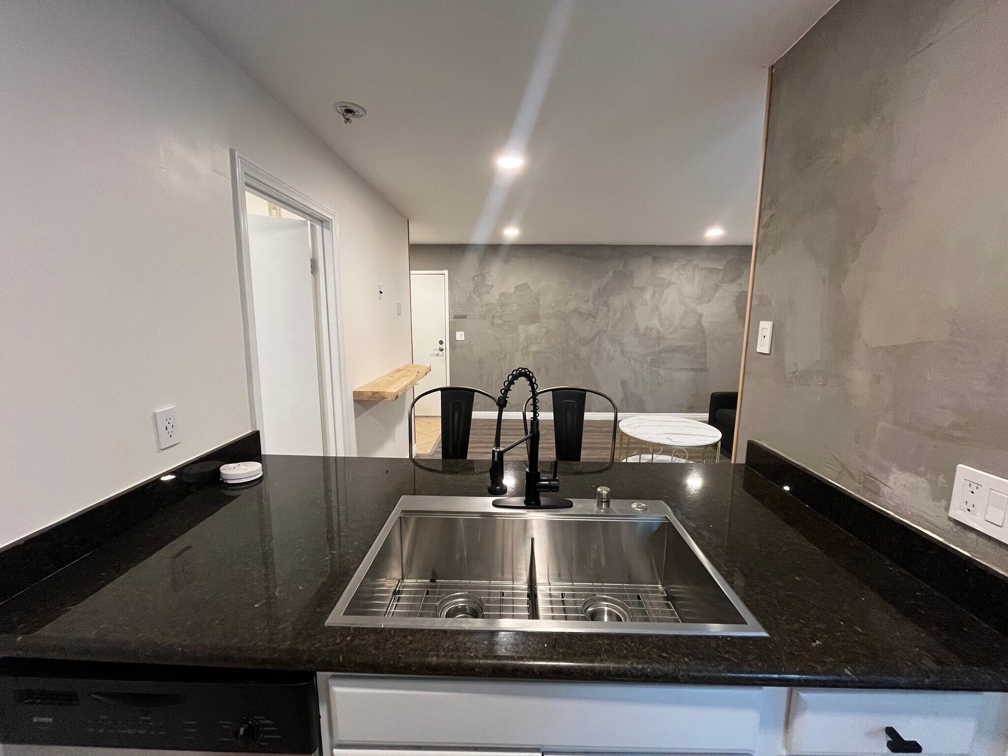 Building Photo - 4860 Rolando Ct