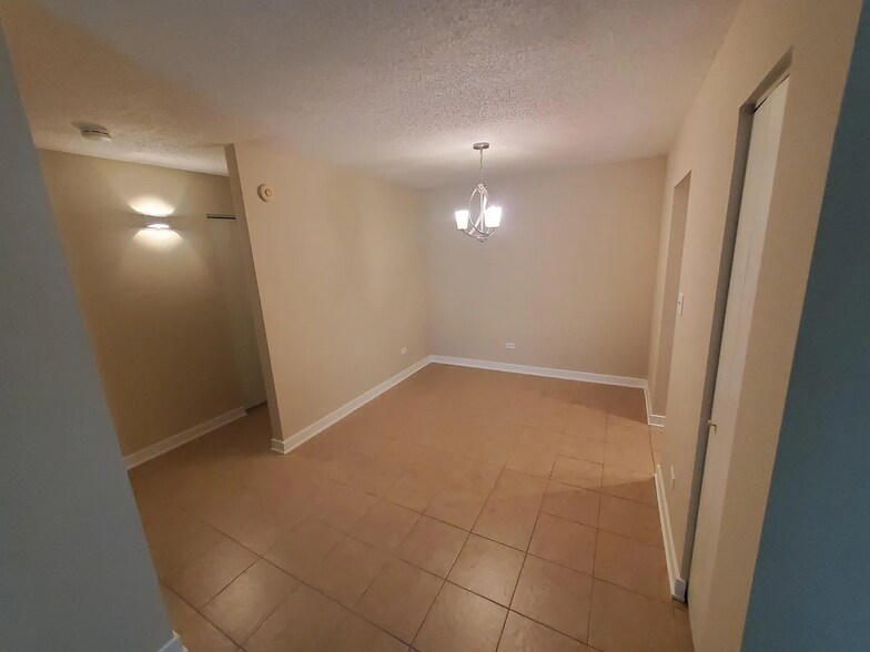 Building Photo - 252 Shorewood Dr
