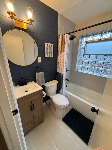 Building Photo - 5025 Lenox Ave