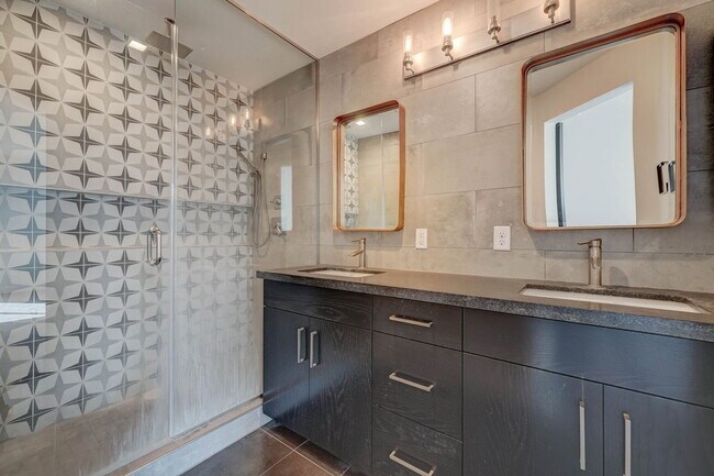 Building Photo - 504 E Roosevelt St