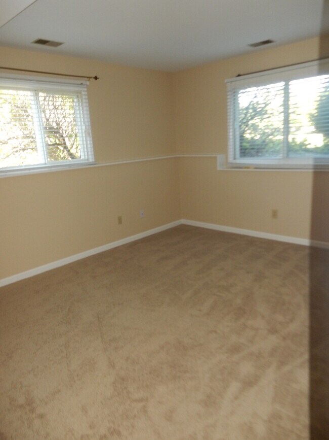 Building Photo - Charming 2 bed/ 2 bath condominium located in Gunbarrel's Hunter Creek. Next to beautiful park!