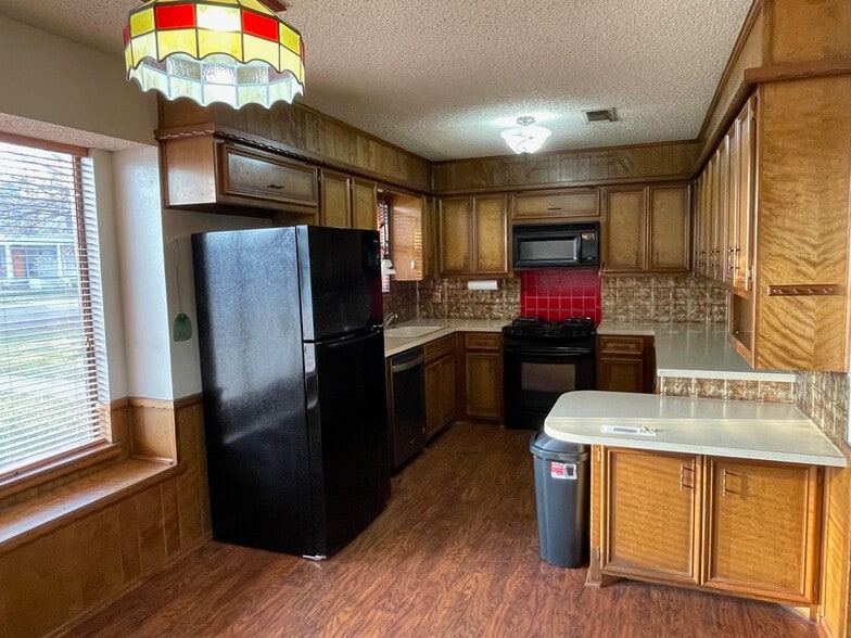 Kitchen - 400 N Tackitt St