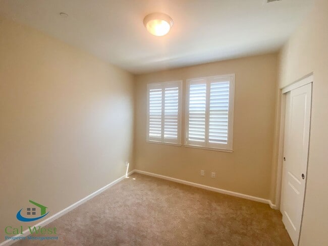 Building Photo - $3795 - 3 Bed/2.5 Bath Tri-level Townhome ...