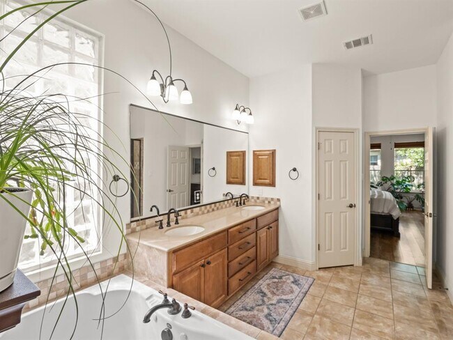 Building Photo - 11400 Archstone Dr