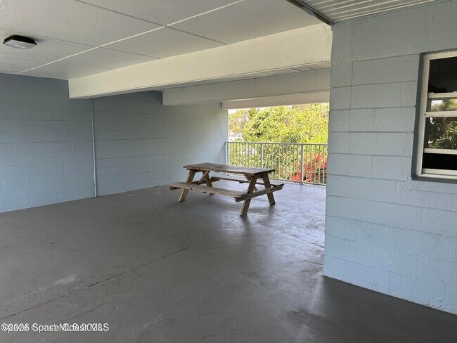 Building Photo - 302 Lincoln Ave