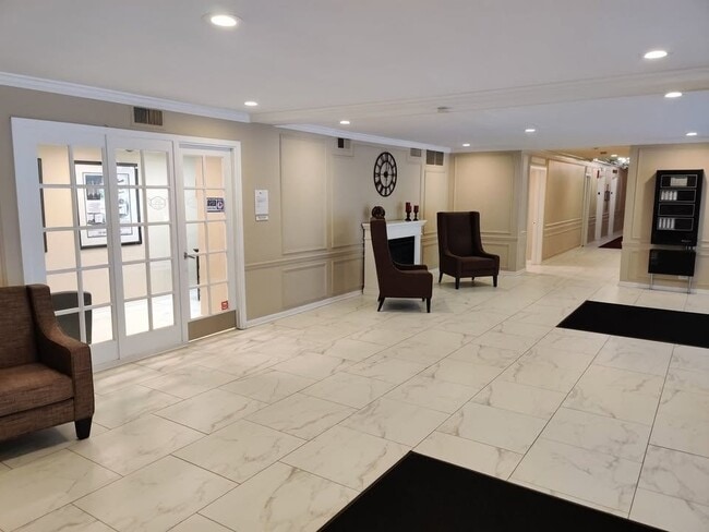 Building Photo - 2909 N Sheridan Rd