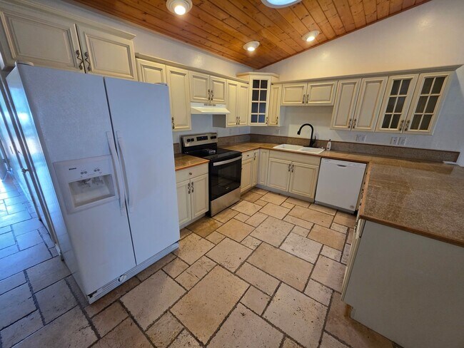 Building Photo - Large 3 bedroom 2 bath duplex. 1520 sq ft, vaulted ceilings