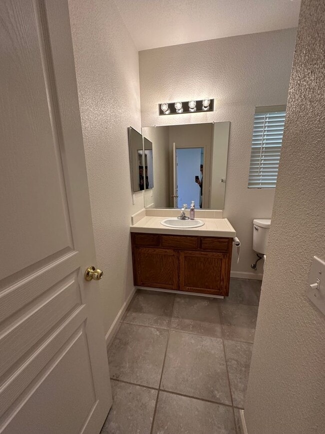 Building Photo - Charming 3 bedroom 2 bathroom home located in Hanford