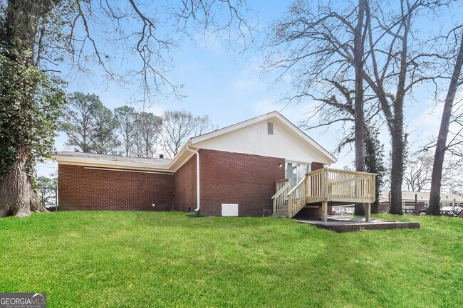 Building Photo - 33 Skyline Dr SE