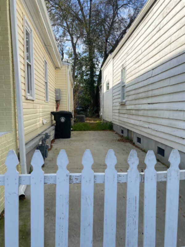 Building Photo - 155 Romney St