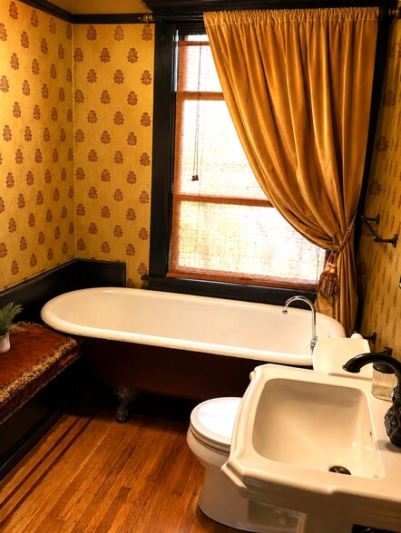 Main floor full bath - 528 18th Ave E