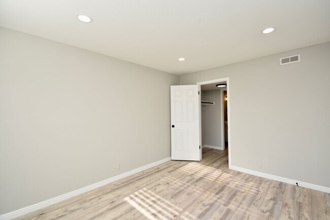 Building Photo - Remodeled 2 Bedroom 2 Bath Unit in HOA Community with Great Amenities!