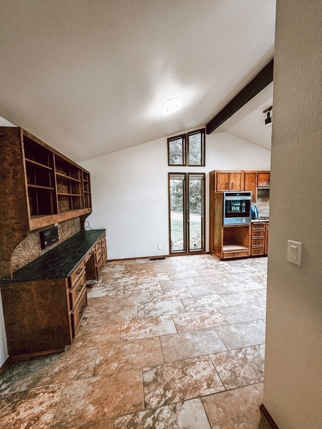 Building Photo - Elaborate 4 Bedroom 3 Bathroom Retreat in ...