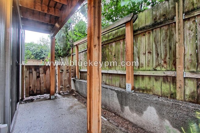 Building Photo - 2 Bed, 1 Bath Triplex in Sellwood-Moreland