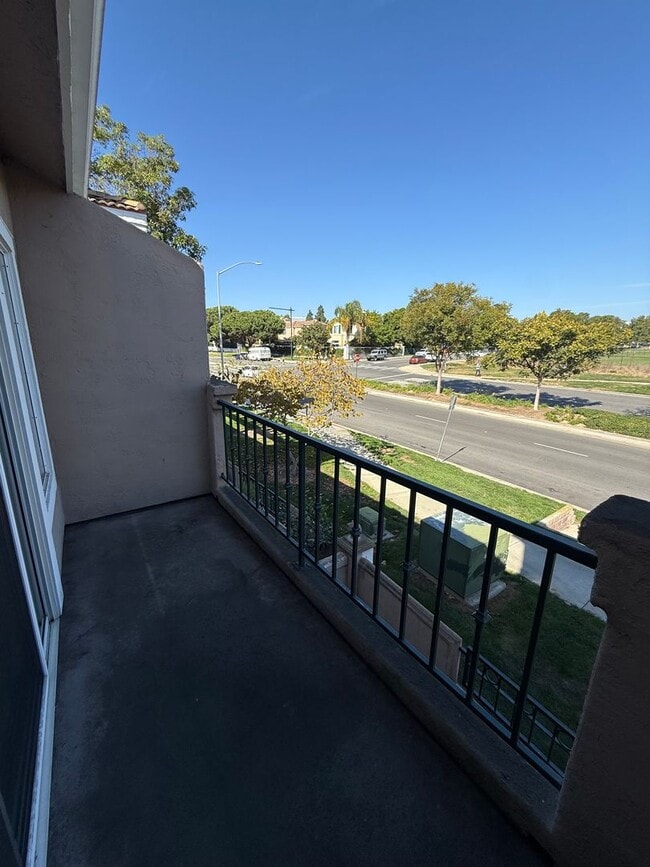 Building Photo - Beautiful 2 Bed, 2.5 Bath Townhome in Desi...