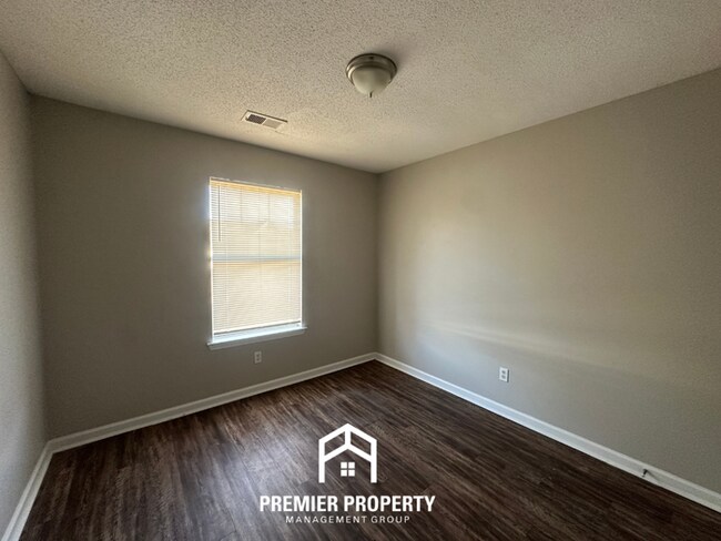 Building Photo - 7041 Ireland Dr