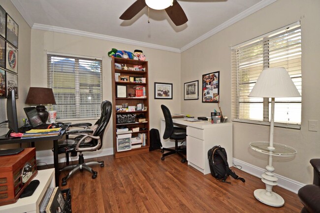 Building Photo - 2 Bedroom, 1 Bath - Lancaster Park /SODO