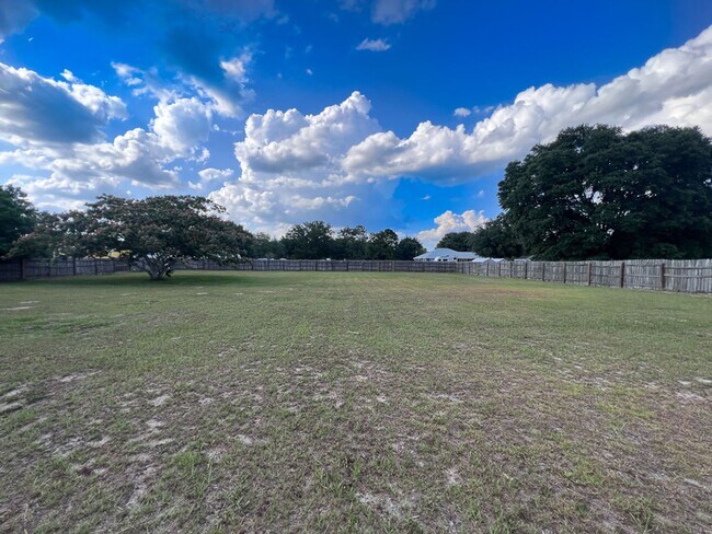 Building Photo - Pet Friendly 3BR/2BA Home on 1 acre in SW Gainesville - available Mid-October!