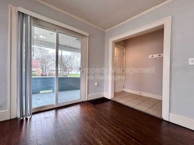 Building Photo - 39 Iona Ave