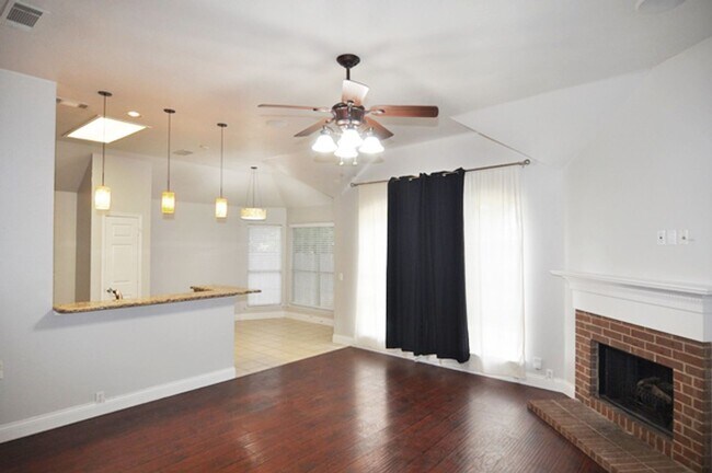 Building Photo - Lovely 3-bed, 2-bath home in North Fort Wo...