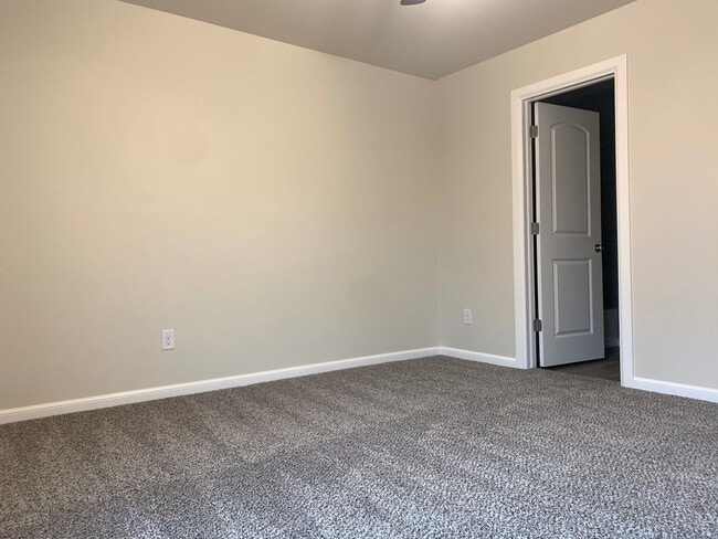 Building Photo - 3 bedroom duplex in Newcastle!