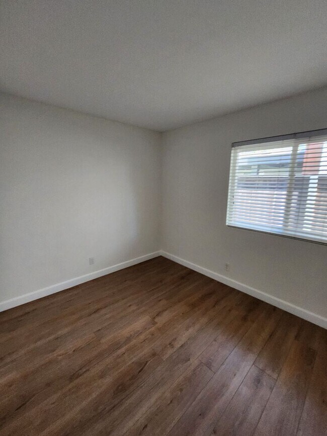 Building Photo - 10930 Red Rock Dr