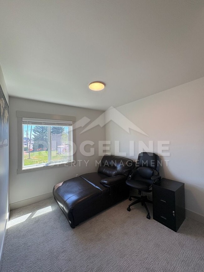 Building Photo - Fully Furnished Mid-Term Rental