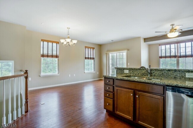 Building Photo - 512 Waterview Ct