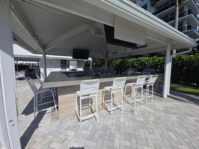 Building Photo - 6391 Bay Club Dr