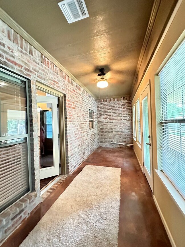 Building Photo - Heart of Benton on just under an acre of lot!
