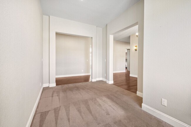 Building Photo - 1015 N Cantlon Ln