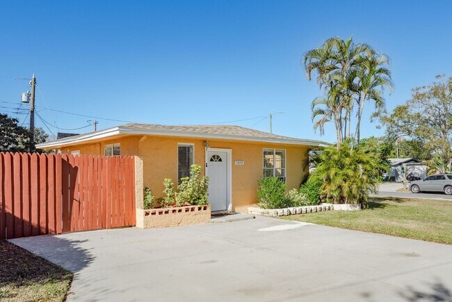 Building Photo - Renovated Home near the Beaches
