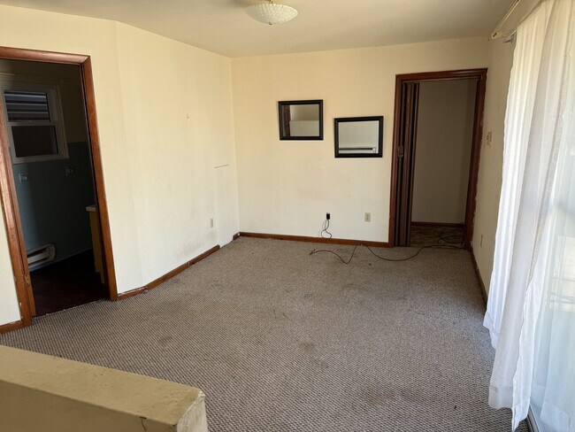 Building Photo - 584 Thompson Ave