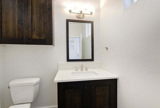 Building Photo - 3 Bedroom 2.5 Bathroom Townhouse in Harris Ranch.